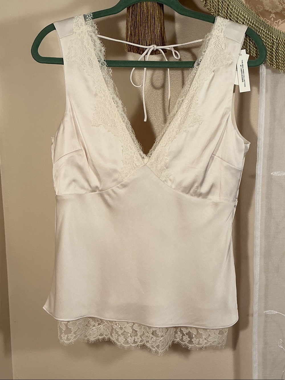 NWT Abercrombie & Fitch Women’s Lace Trim Satin Camisole in Ivory Sz S Bra-Free